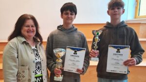Mehr über den Artikel erfahren Sieg bei der 33. Mathematikolympiade in Lunz am See!